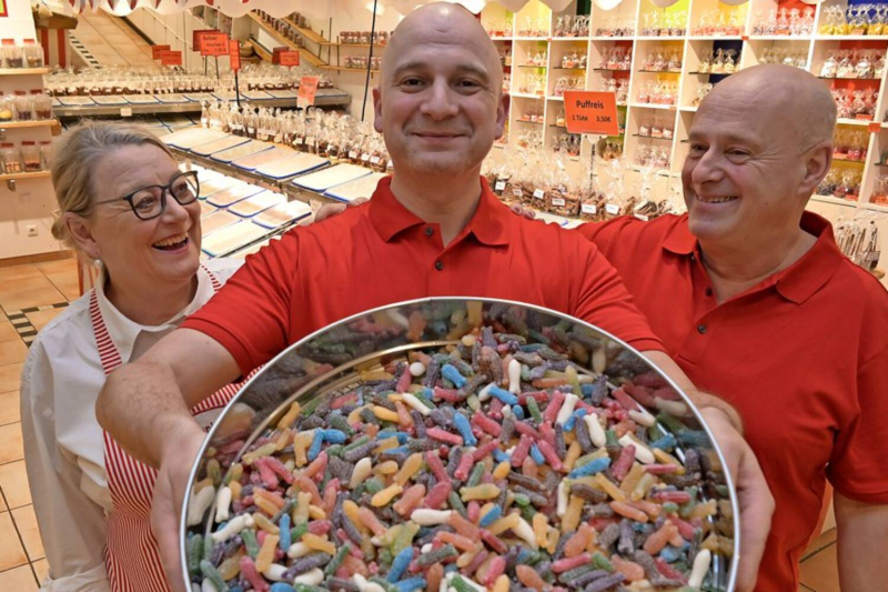 Fabian Hasert (Mitte) hat in Eckernförde die Bonbonkocherei von Heike und Hermann Hinrichs übernommen.